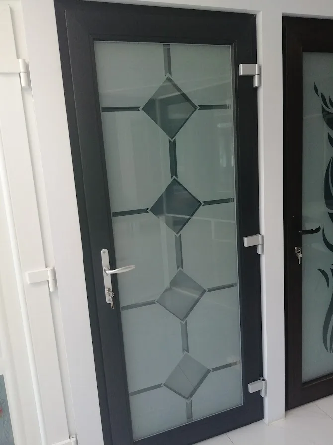 Modele usi pvc — Tamplarie pvc