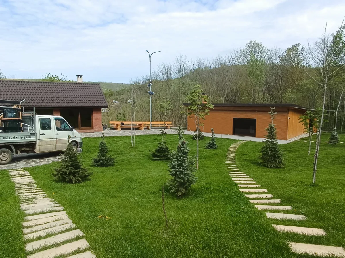 Montaj rulouri exterioare casa din lemn — Rulouri aluminiu — Motoșeni