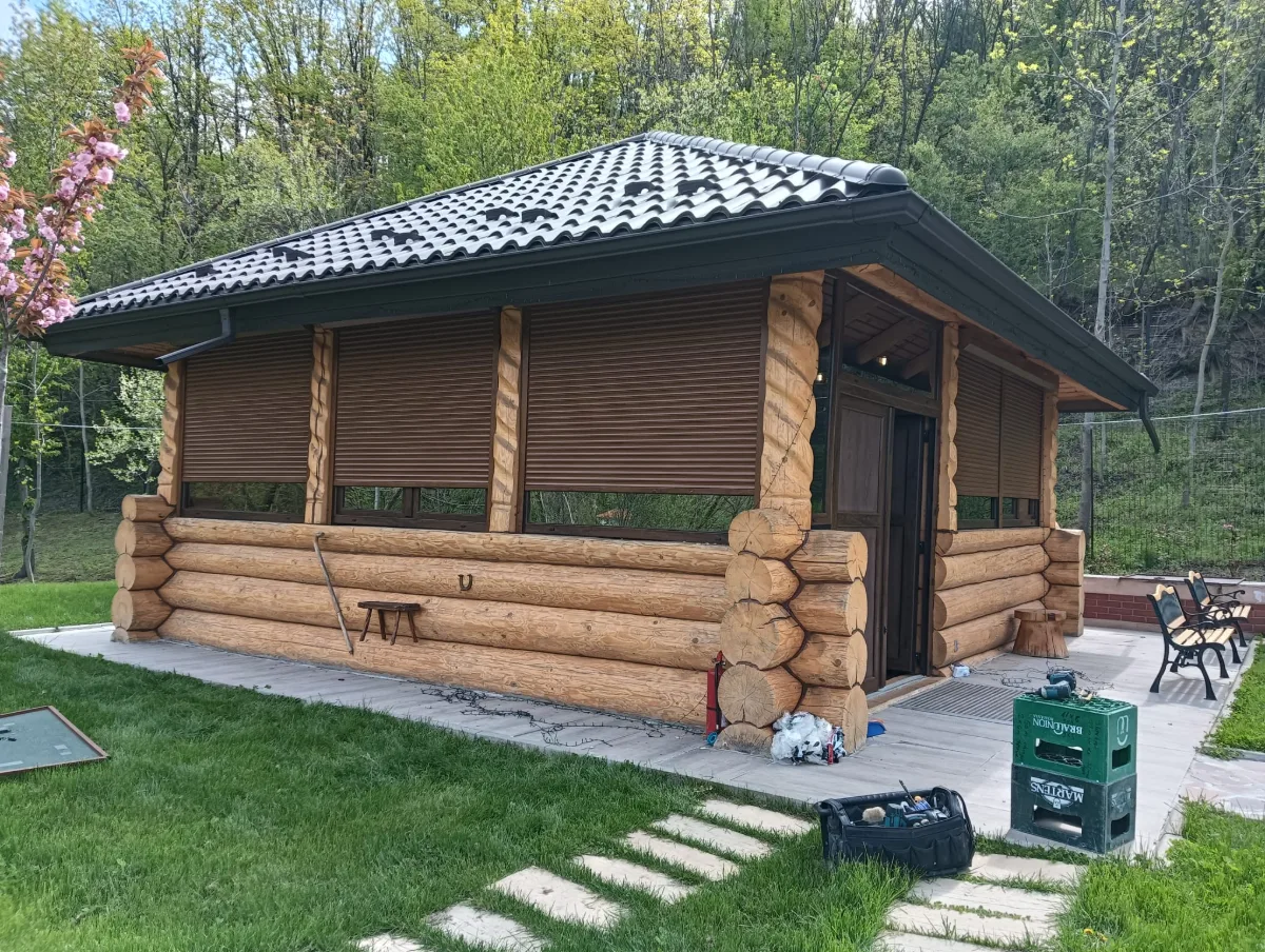 Montaj rulouri exterioare casa din lemn — Rulouri aluminiu — Motoșeni