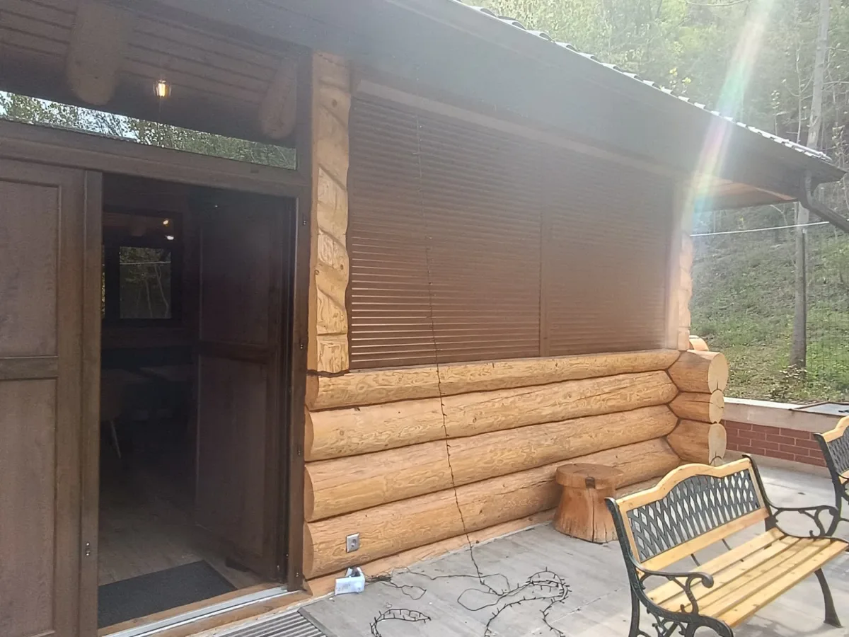 Montaj rulouri exterioare casa din lemn — Rulouri aluminiu — Motoșeni