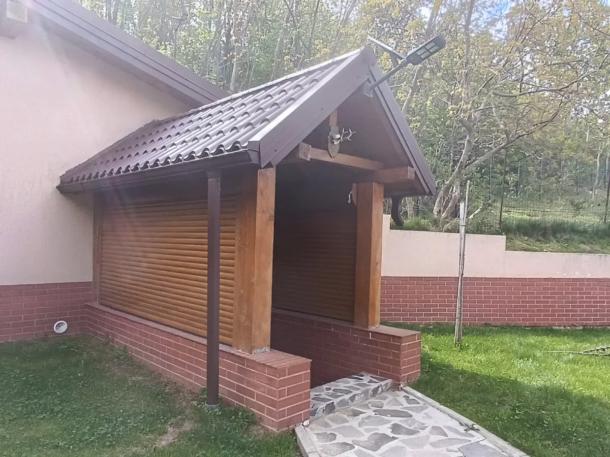 Montaj rulouri exterioare casa din lemn — Rulouri aluminiu — Motoșeni