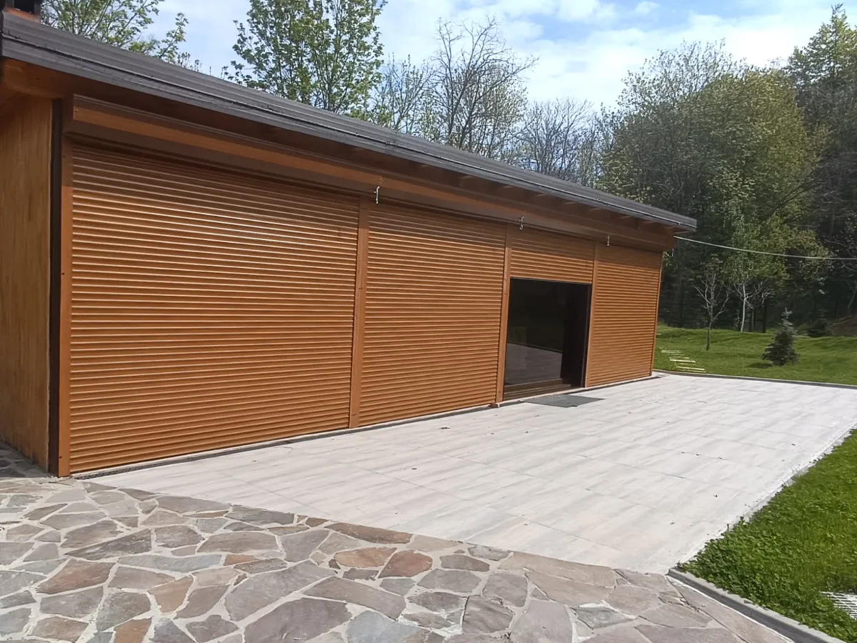 Montaj rulouri exterioare casa din lemn — Rulouri aluminiu — Motoșeni