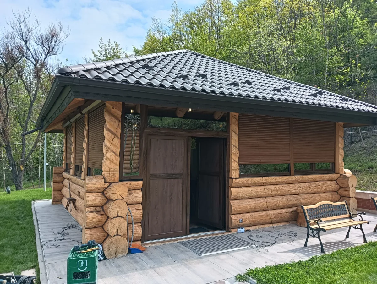 Montaj rulouri exterioare casa din lemn — Rulouri aluminiu — Motoșeni