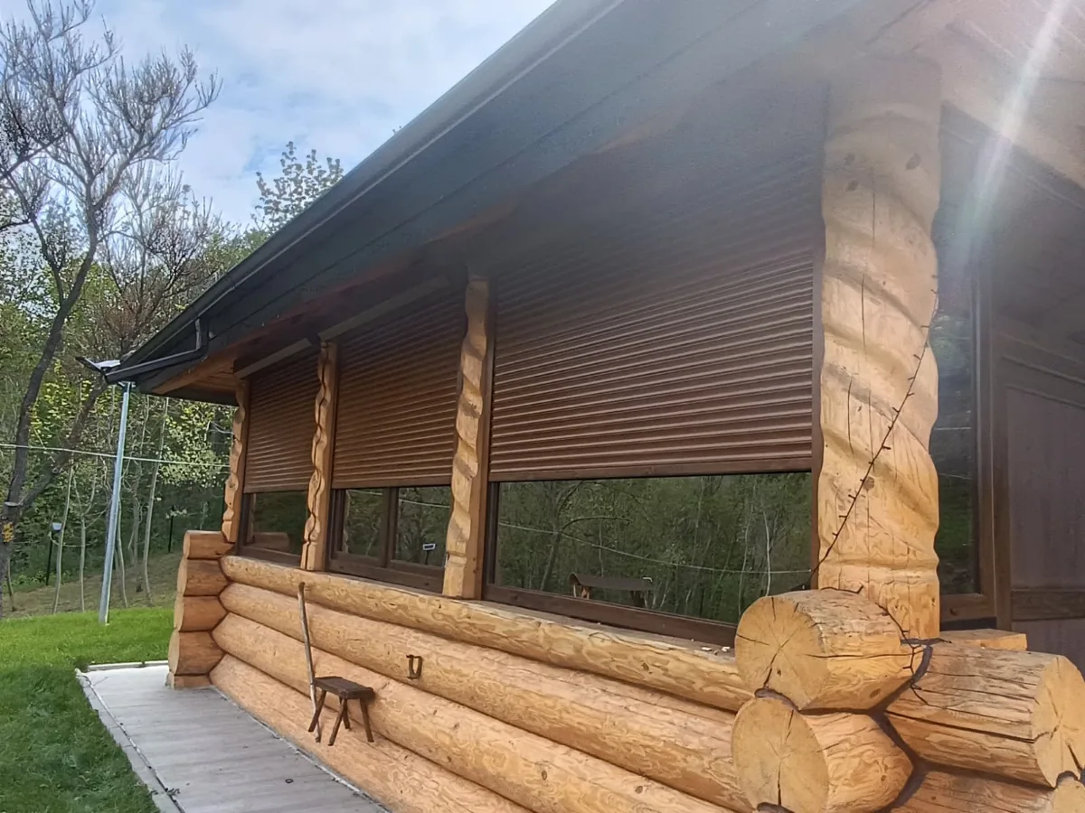 Montaj rulouri exterioare casa din lemn — Rulouri aluminiu — Motoșeni